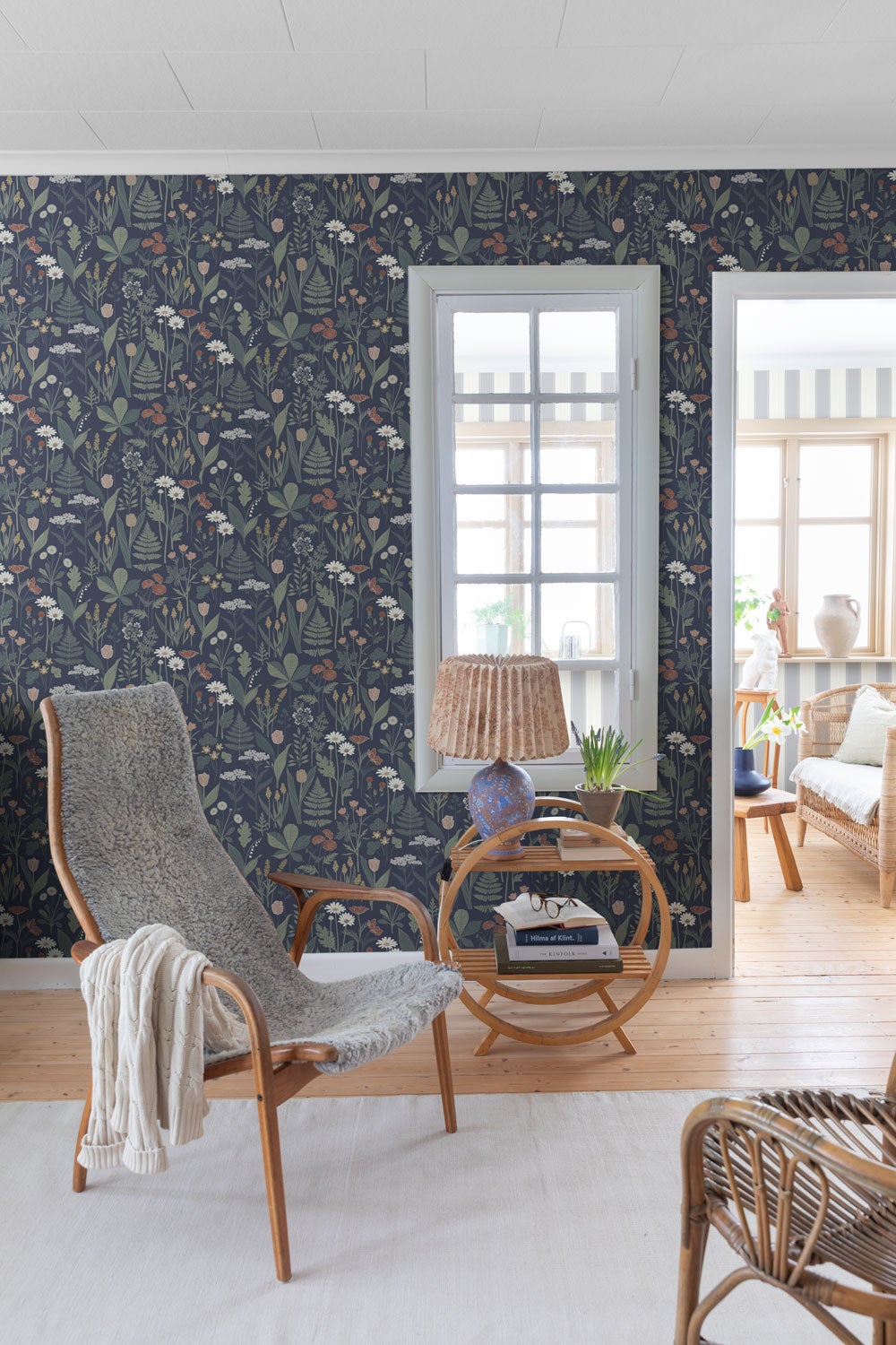 Midbec Elsa 92102 – Blommig tapet med djup blå bas